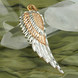 Pendentif aile d'ange en or rose 9 carats bicolore avec détails taille diamant